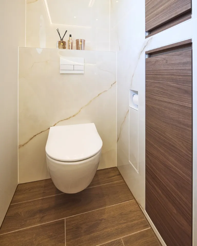 Toilet in de badkamer