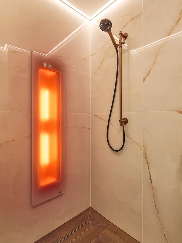 Inloopdouche met Sunshower in Sand White en lichte marmerlook wandtegels.